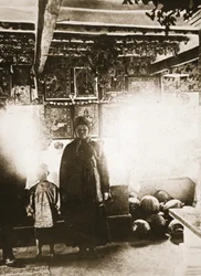 Interior de um ucraniano Khata (foto sépia)